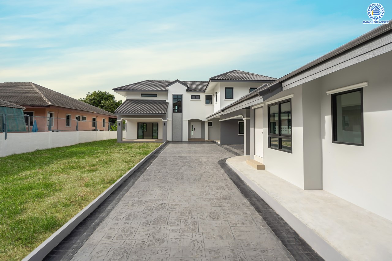 บ้านมือสองตกแต่งใหม่ ม.เมืองเอกประจิม พหลโยธิน87 ตกแต่งครบทุกฟังก์ชัน เนื้อที่ 200 ตร.ว. 3 ห้องนอน 5 ห้องน้ำ 1 ห้องรับรอง จอดรถได้ 3 คัน เชื่อมต่อทุกการเดินทาง ใกล้รถไฟฟ้าสายสีแดง "สถานีหลักหก"และทางด่วน "ศรีสมาน"